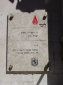 The municipal memorial plate at the attack's place