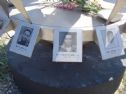 מסביב לאנדרטה תמונותיהם של ההרוגים בפיגוע