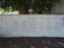 על האנדרטה חקוקים שמותיהם של 39 הנרצחים מקרב העובדים
