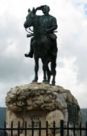פסל השומר על הסוס