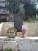 האנדרטה שהוקמה על ידי עיריית חיפה במקום הפיגוע בחליסה בחיפה